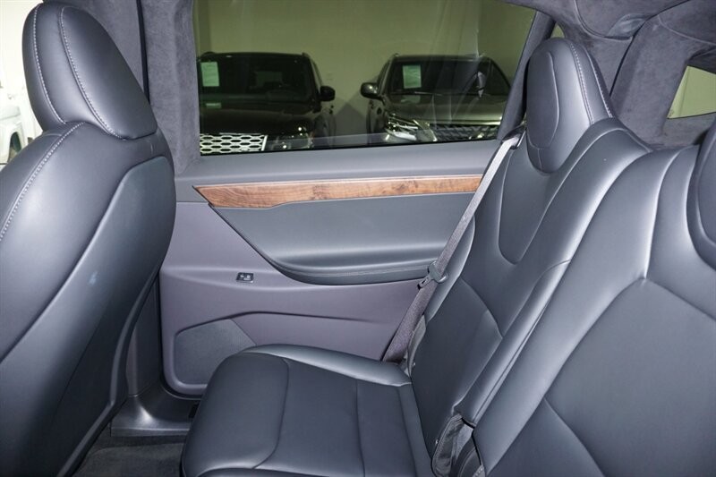 Tesla Model X Long Range Vehicle Full-screen Gallery Image 23