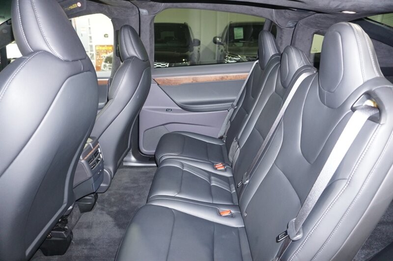 Tesla Model X Long Range Vehicle Full-screen Gallery Image 24