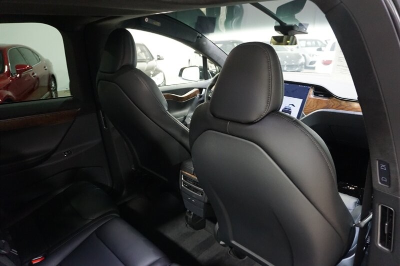 Tesla Model X Long Range Vehicle Full-screen Gallery Image 26