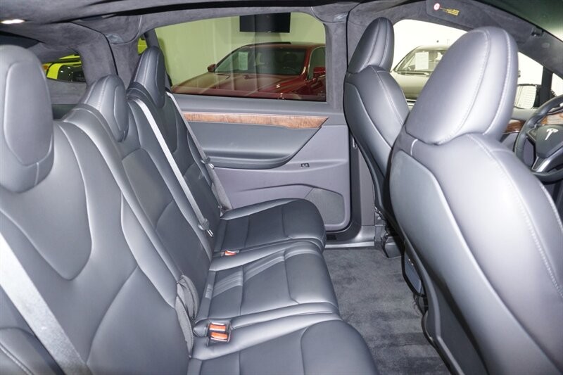 Tesla Model X Long Range Vehicle Full-screen Gallery Image 28