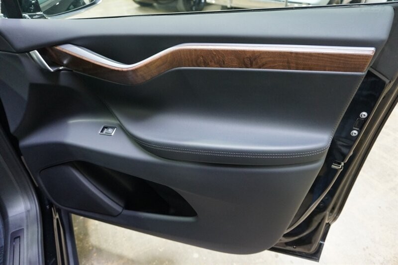 Tesla Model X Long Range Vehicle Full-screen Gallery Image 30