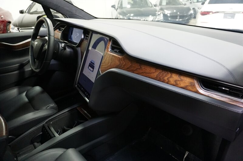 Tesla Model X Long Range Vehicle Full-screen Gallery Image 31