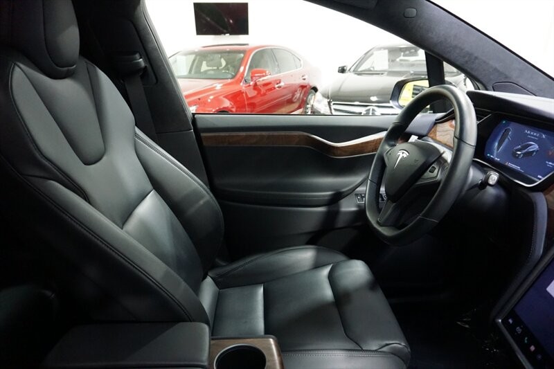 Tesla Model X Long Range Vehicle Full-screen Gallery Image 32
