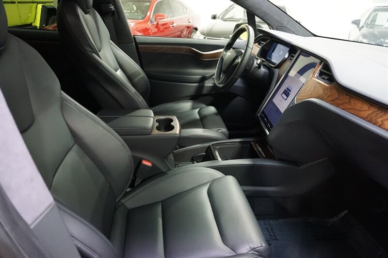 Tesla Model X Long Range Vehicle Full-screen Gallery Image 33