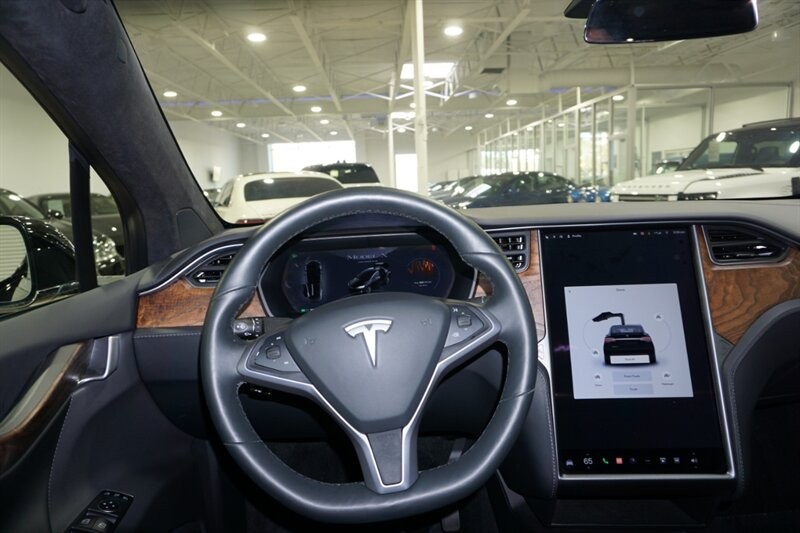 Tesla Model X Long Range Vehicle Full-screen Gallery Image 35