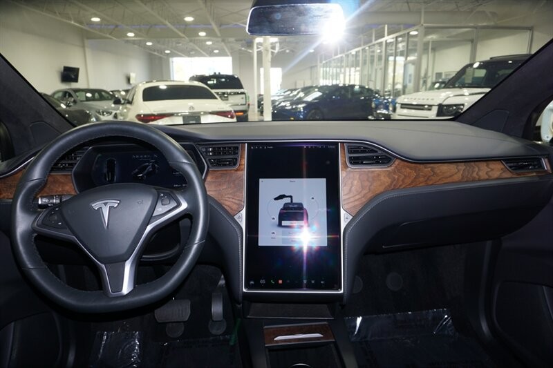 Tesla Model X Long Range Vehicle Full-screen Gallery Image 36