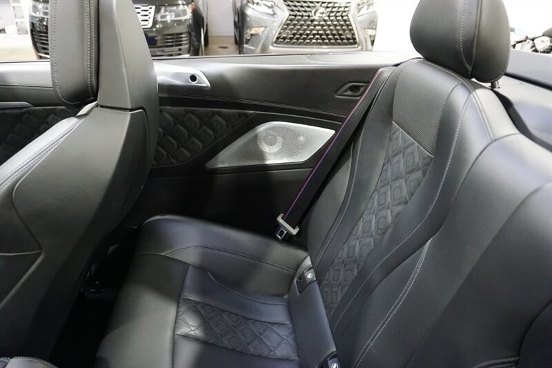 BMW M8 Vehicle Full-screen Gallery Image 28