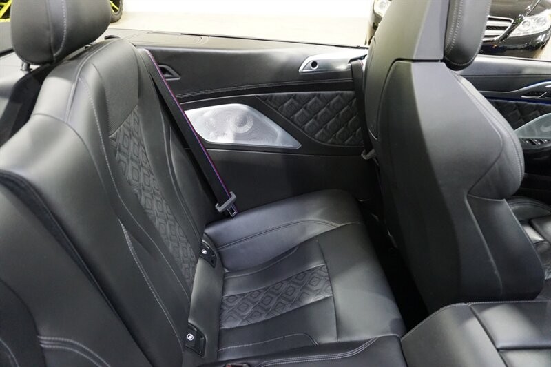 BMW M8 Vehicle Full-screen Gallery Image 33