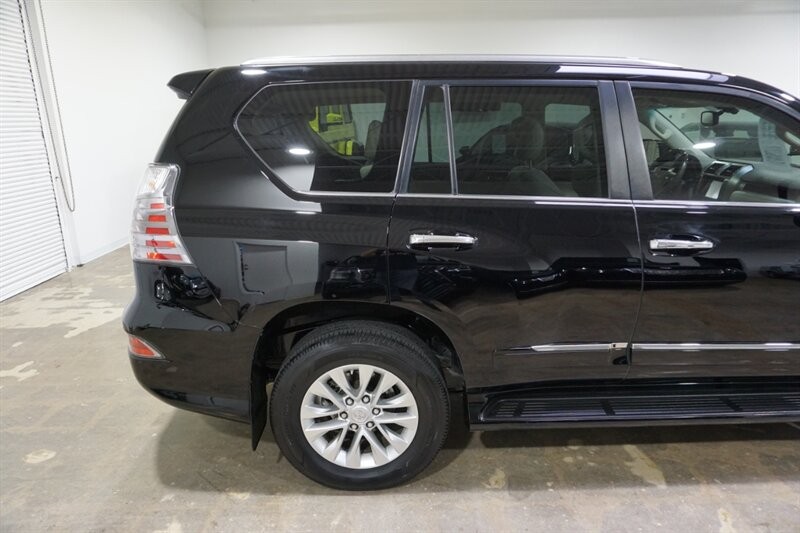 Lexus GX 460 460 Vehicle Full-screen Gallery Image 12