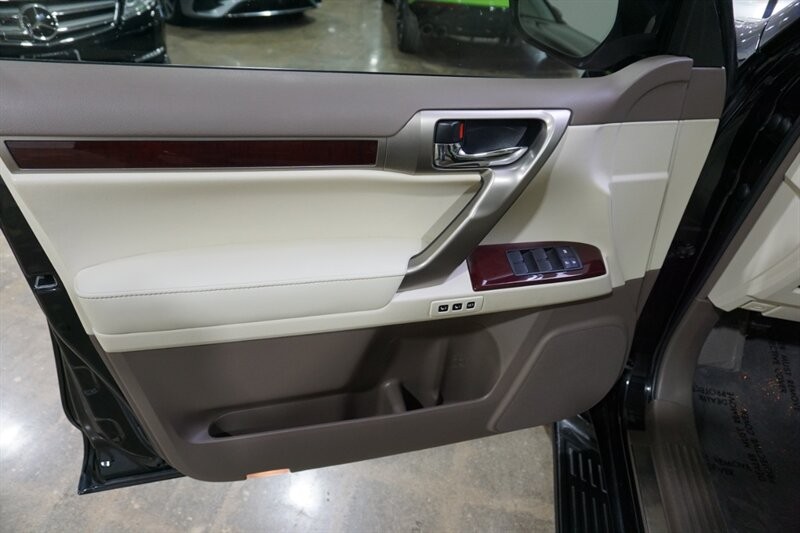 Lexus GX 460 460 Vehicle Full-screen Gallery Image 17