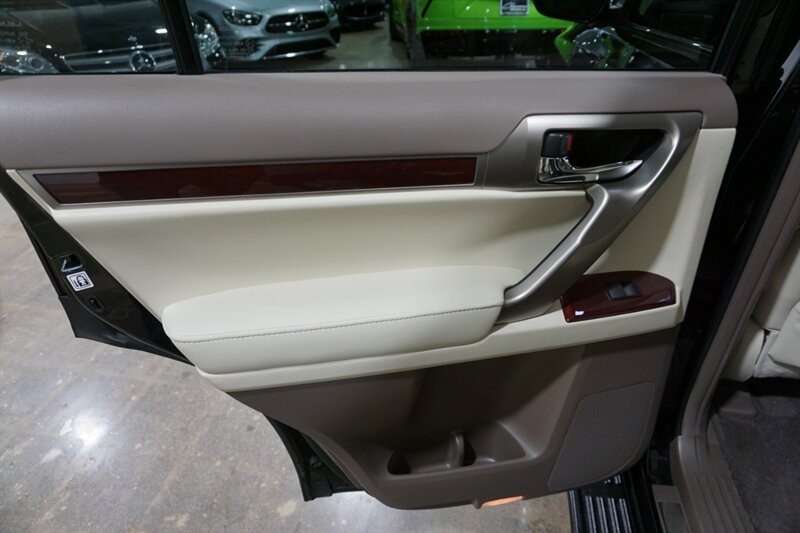 Lexus GX 460 460 Vehicle Full-screen Gallery Image 23