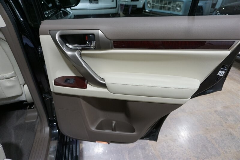 Lexus GX 460 460 Vehicle Full-screen Gallery Image 30