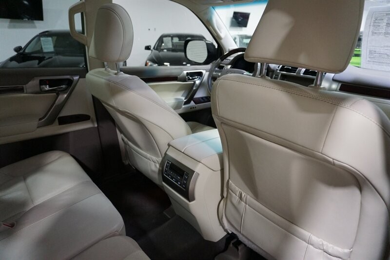 Lexus GX 460 460 Vehicle Full-screen Gallery Image 31