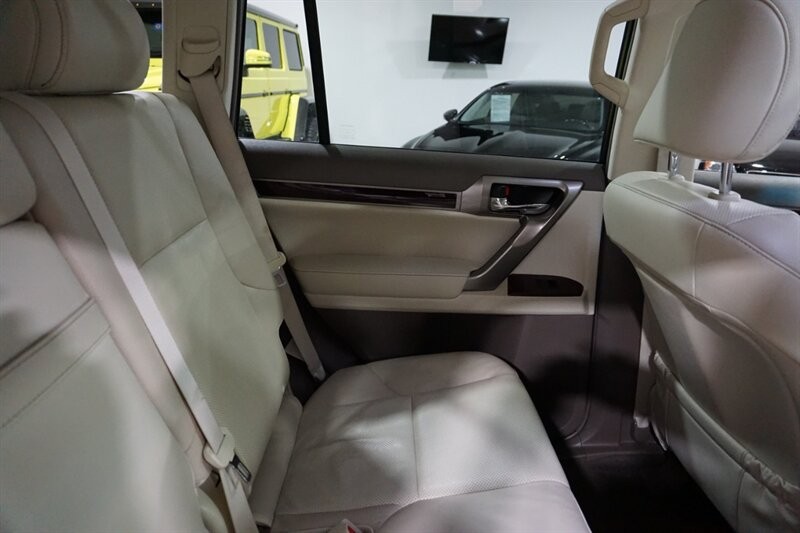 Lexus GX 460 460 Vehicle Full-screen Gallery Image 32