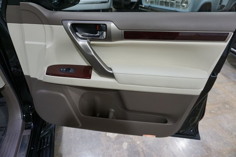 Lexus GX 460 460 Vehicle Full-screen Gallery Image 36
