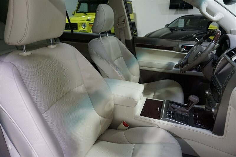 Lexus GX 460 460 Vehicle Full-screen Gallery Image 40