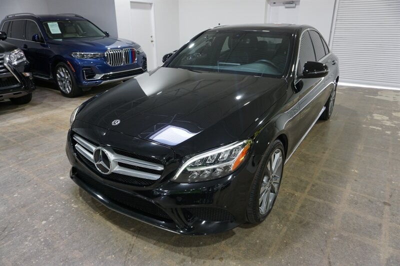 Mercedes-Benz C 300 Vehicle Full-screen Gallery Image 02