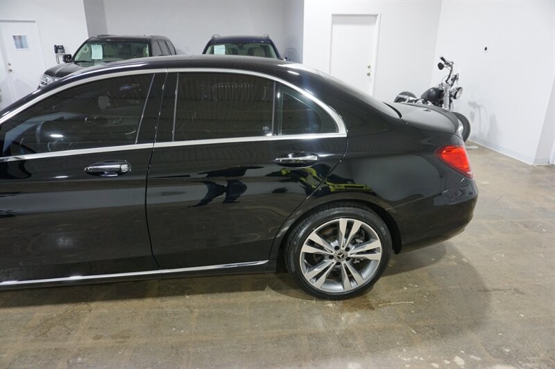 Mercedes-Benz C 300 Vehicle Full-screen Gallery Image 04