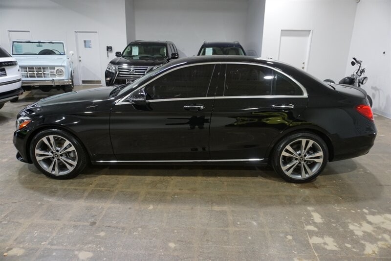 Mercedes-Benz C 300 Vehicle Full-screen Gallery Image 05