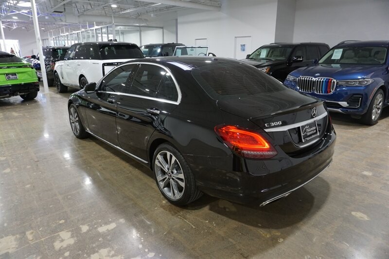 Mercedes-Benz C 300 Vehicle Full-screen Gallery Image 07