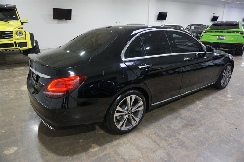 Mercedes-Benz C 300 Vehicle Full-screen Gallery Image 10