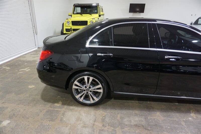 Mercedes-Benz C 300 Vehicle Full-screen Gallery Image 12