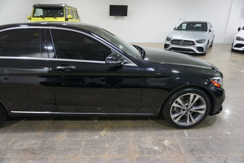 Mercedes-Benz C 300 Vehicle Full-screen Gallery Image 13