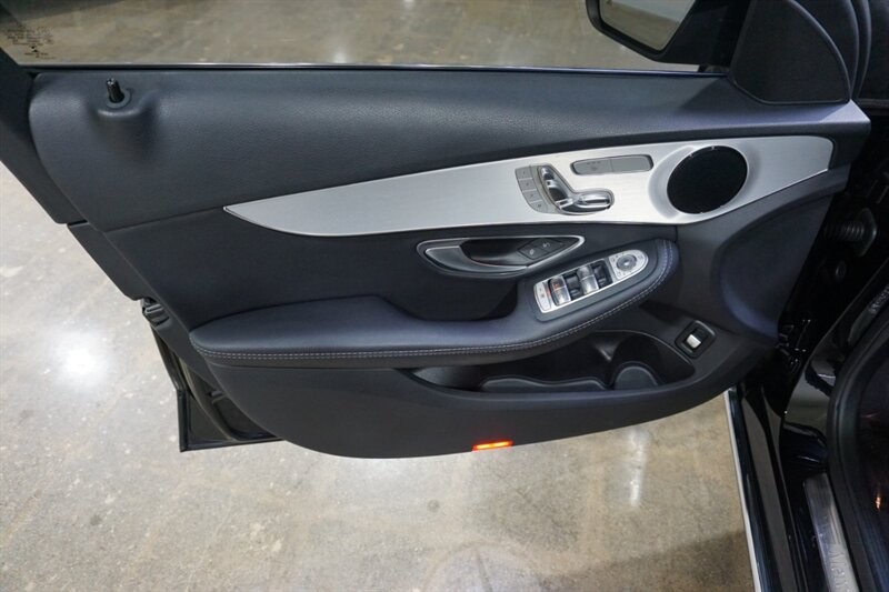 Mercedes-Benz C 300 Vehicle Full-screen Gallery Image 17