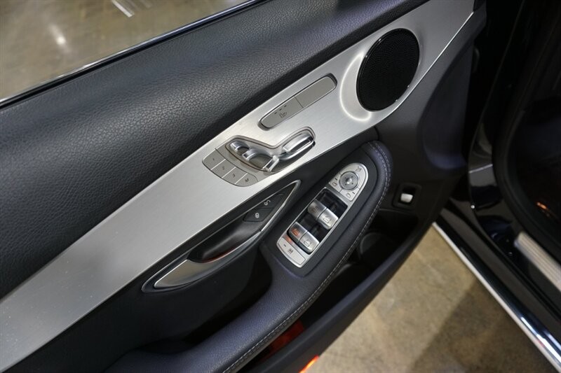 Mercedes-Benz C 300 Vehicle Full-screen Gallery Image 18