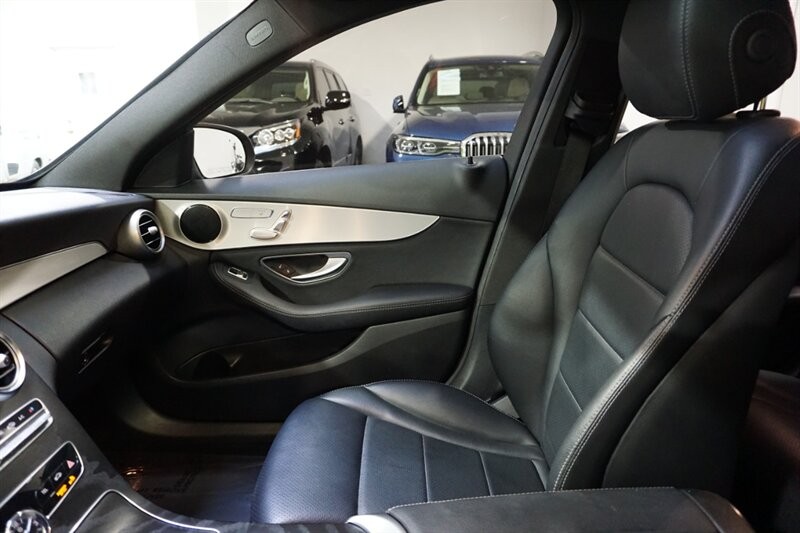 Mercedes-Benz C 300 Vehicle Full-screen Gallery Image 20