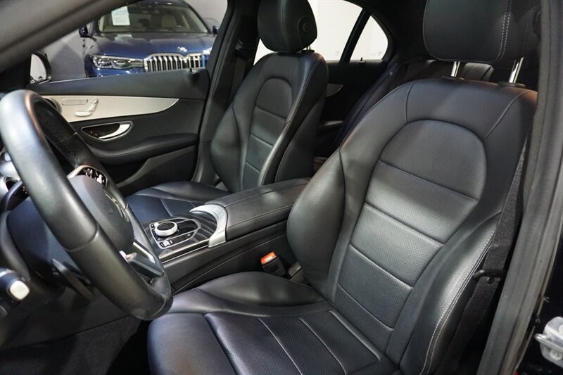 Mercedes-Benz C 300 Vehicle Full-screen Gallery Image 22