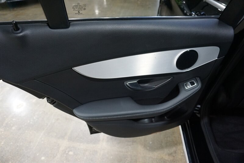 Mercedes-Benz C 300 Vehicle Full-screen Gallery Image 23