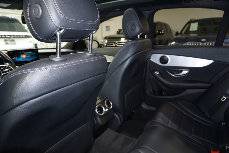 Mercedes-Benz C 300 Vehicle Full-screen Gallery Image 24