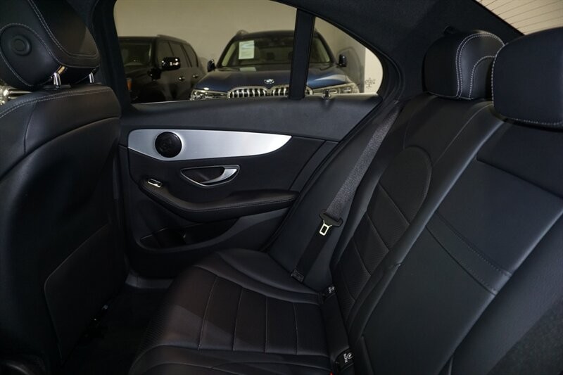Mercedes-Benz C 300 Vehicle Full-screen Gallery Image 25