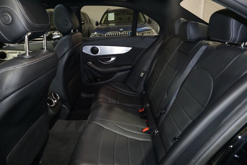 Mercedes-Benz C 300 Vehicle Full-screen Gallery Image 26