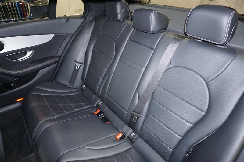 Mercedes-Benz C 300 Vehicle Full-screen Gallery Image 27