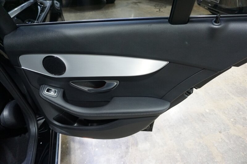 Mercedes-Benz C 300 Vehicle Full-screen Gallery Image 28