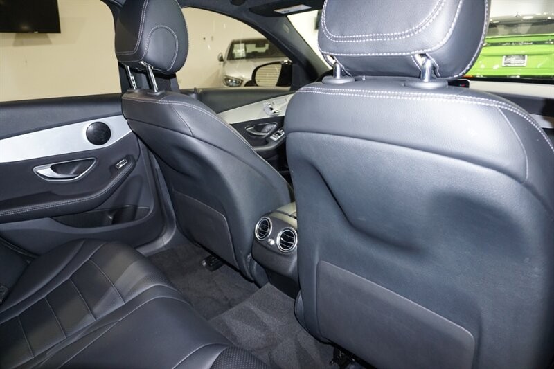 Mercedes-Benz C 300 Vehicle Full-screen Gallery Image 29