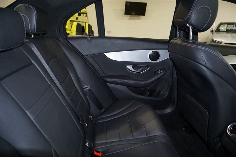 Mercedes-Benz C 300 Vehicle Full-screen Gallery Image 30