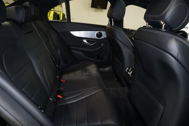Mercedes-Benz C 300 Vehicle Full-screen Gallery Image 31