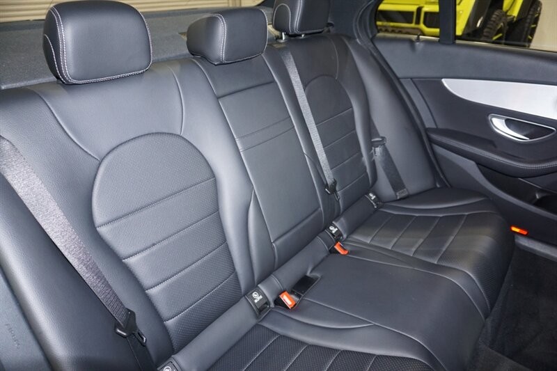 Mercedes-Benz C 300 Vehicle Full-screen Gallery Image 32