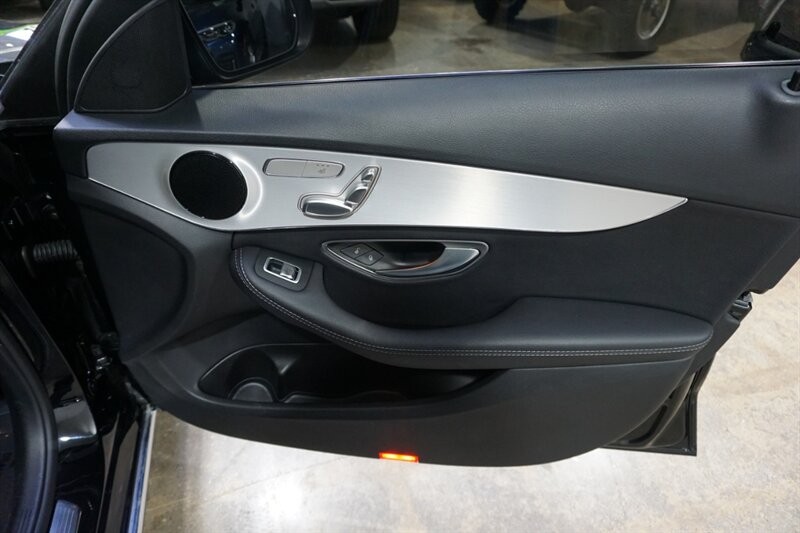 Mercedes-Benz C 300 Vehicle Full-screen Gallery Image 33