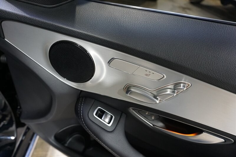 Mercedes-Benz C 300 Vehicle Full-screen Gallery Image 34