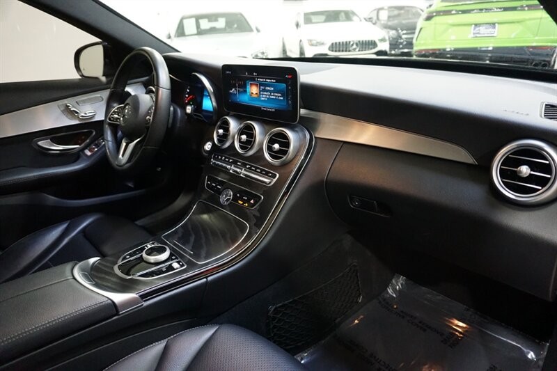 Mercedes-Benz C 300 Vehicle Full-screen Gallery Image 35