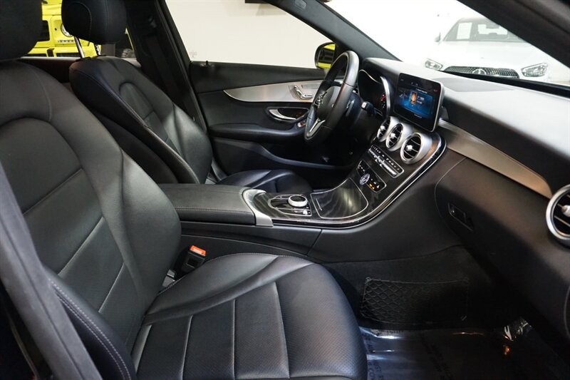 Mercedes-Benz C 300 Vehicle Full-screen Gallery Image 37