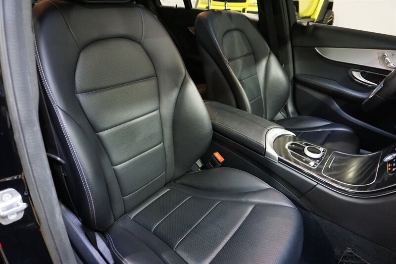 Mercedes-Benz C 300 Vehicle Full-screen Gallery Image 38