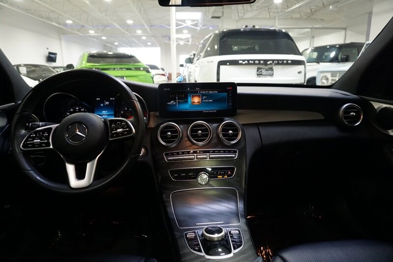 Mercedes-Benz C 300 Vehicle Full-screen Gallery Image 40