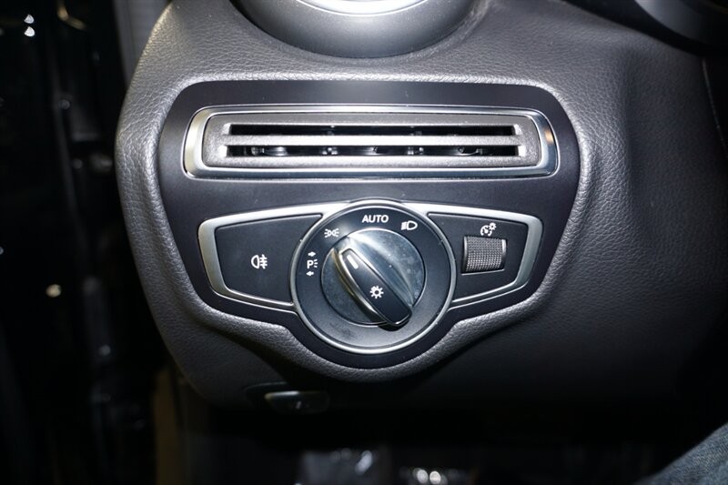 Mercedes-Benz C 300 Vehicle Full-screen Gallery Image 41