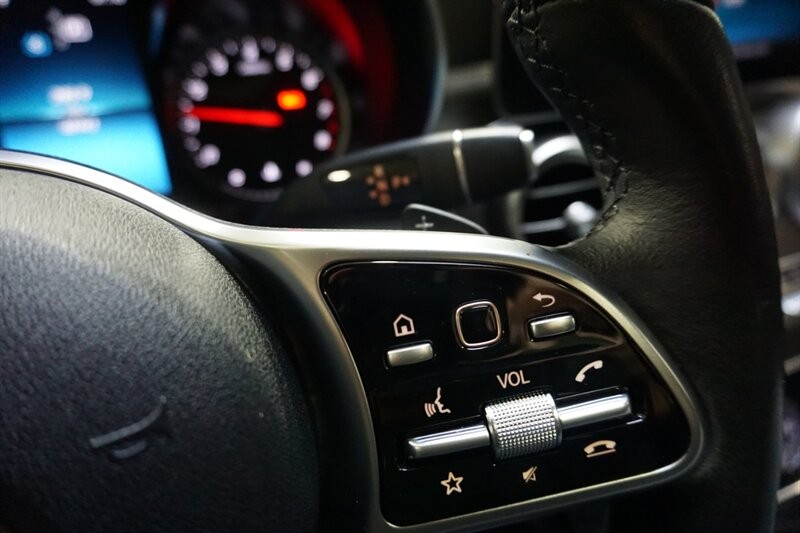 Mercedes-Benz C 300 Vehicle Full-screen Gallery Image 43