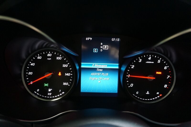 Mercedes-Benz C 300 Vehicle Full-screen Gallery Image 45